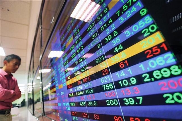 Thị trường chứng khoán bứt phá mạnh, hàng loạt cổ phiếu đã vượt qua giá trước Covid-19